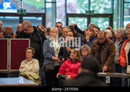 Chalfont St Peter, Großbritannien. April 2024. Bewohner und lokale Geschäftsinhaber aus Chalfont St. Peter in Buckinghamshire haben heute Abend den Hub in der Gold Hill Baptist Church im Dorf für ein Hochwasser-Update-Meeting gepackt. Thames Water, die Umweltbehörde, der Buckinghamshire Council, der Chalfont St Peter Parish Council und andere Interessengruppen waren da, um Fragen von betroffenen Bewohnern und Unternehmen zu Fragen über Abwasser- und Grundwasserfluten zu beantworten, die einen Teil des Dorfes für Monate gesperrt haben. Die Emotionen waren hoch, als die Bewohner von Abwasser sprachen, das in ihre Küchenspüle kam. Stockfoto