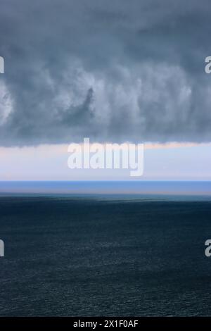 Dramatische und bedrohliche Sturmwolken über dem Eriesee im Nordosten von Ohio. Stockfoto