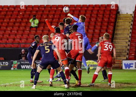 Walsall, Großbritannien. April 2024. Swindons Torhüter Jack Bycroft schlägt den Ball während des Spiels der EFL Sky Bet League 2 zwischen Walsall und Swindon Town am 16. April 2024 im Poundland Bescot Stadium in Walsall, England. Foto von Stuart Leggett. Nur redaktionelle Verwendung, Lizenz für kommerzielle Nutzung erforderlich. Keine Verwendung bei Wetten, Spielen oder Publikationen eines einzelnen Clubs/einer Liga/eines Spielers. Quelle: UK Sports Pics Ltd/Alamy Live News Stockfoto