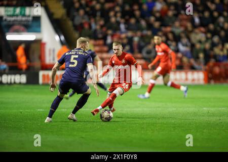 Walsall, Großbritannien. April 2024. Walsall's Ross Tierney im Angriffskampf während des Spiels der EFL Sky Bet League 2 zwischen Walsall und Swindon Town im Poundland Bescot Stadium in Walsall, England am 16. April 2024. Foto von Stuart Leggett. Nur redaktionelle Verwendung, Lizenz für kommerzielle Nutzung erforderlich. Keine Verwendung bei Wetten, Spielen oder Publikationen eines einzelnen Clubs/einer Liga/eines Spielers. Quelle: UK Sports Pics Ltd/Alamy Live News Stockfoto