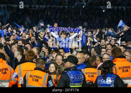 Portsmouth, Großbritannien. April 2024. Fans von Portsmouth feiern am 16. April 2024 die Siegeraktion beim Spiel Portsmouth FC gegen Barnsley FC SKY BET EFL League 1 in Fratton Park, Portsmouth, Hampshire, England, Großbritannien. Credit: Every Second Media/Alamy Live News Stockfoto