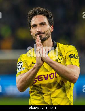 Dortmund Deutschland. April 2024. Schlussjubel: Mats Hummels (BVB) Borussia Dortmund - Atletico Madrid 16.04.2024 Copyright (nur für journalistische Zwecke) von: Moritz Müller, Wilhelm-Raabe-Str.18, 40470 Düsseldorf. Tel.: 0211-13954918. MB.: 0176-81034275; Honorar zzgl. 7 % UmSt. + Belegexemplar; Commerzbank, Konto: 3813045, BLZ: 30040000; IBAN: DE49 3004 0000 0381 3045 00; Finanzamt Düsseldorf-Nord, Steuernummer: 105/5193/1677 Stockfoto