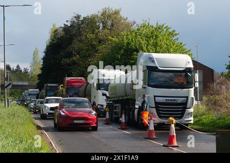 Chalfont St Peter, Großbritannien. April 2024. Acht Wassertanker der Themse standen heute vor dem Dorf Chalfont St Peter in Buckinghamshire an, um bei Bedarf Hochwasser zu entfernen. Dies ist seit Mitte Januar ein vertrauter Anblick im Dorf nach Abwasser- und Grundwasserfluten. Der Eingang zum Dorf ist noch immer geschlossen, Geschäfte können jedoch über eine andere Route erreicht werden. Heute Abend fand im Dorf ein Treffen zum Thema emotionale Überschwemmung statt, bei dem die Bewohner von Thames Water, Buckinghmshire Council, die Umweltbehörde und andere Interessengruppen über das Thema befragten Stockfoto