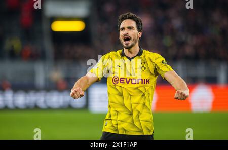 Dortmund Deutschland. April 2024. Schlussjubel: Mats Hummels (BVB) Borussia Dortmund - Atletico Madrid 16.04.2024 Copyright (nur für journalistische Zwecke) von: Moritz Müller, Wilhelm-Raabe-Str.18, 40470 Düsseldorf. Tel.: 0211-13954918. MB.: 0176-81034275; Honorar zzgl. 7 % UmSt. + Belegexemplar; Commerzbank, Konto: 3813045, BLZ: 30040000; IBAN: DE49 3004 0000 0381 3045 00; Finanzamt Düsseldorf-Nord, Steuernummer: 105/5193/1677 Stockfoto