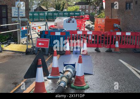 Chalfont St Peter, Großbritannien. April 2024. Acht Wassertanker der Themse standen heute vor dem Dorf Chalfont St Peter in Buckinghamshire an, um bei Bedarf Hochwasser zu entfernen. Dies ist seit Mitte Januar ein vertrauter Anblick im Dorf nach Abwasser- und Grundwasserfluten. Der Eingang zum Dorf ist noch immer geschlossen, Geschäfte können jedoch über eine andere Route erreicht werden. Heute Abend fand im Dorf ein Treffen zum Thema emotionale Überschwemmung statt, bei dem die Bewohner von Thames Water, Buckinghmshire Council, die Umweltbehörde und andere Interessengruppen über das Thema befragten Stockfoto