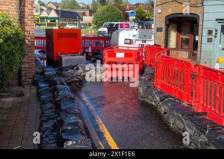 Chalfont St Peter, Großbritannien. April 2024. Acht Wassertanker der Themse standen heute vor dem Dorf Chalfont St Peter in Buckinghamshire an, um bei Bedarf Hochwasser zu entfernen. Dies ist seit Mitte Januar ein vertrauter Anblick im Dorf nach Abwasser- und Grundwasserfluten. Der Eingang zum Dorf ist noch immer geschlossen, Geschäfte können jedoch über eine andere Route erreicht werden. Heute Abend fand im Dorf ein Treffen zum Thema emotionale Überschwemmung statt, bei dem die Bewohner von Thames Water, Buckinghmshire Council, die Umweltbehörde und andere Interessengruppen über das Thema befragten Stockfoto