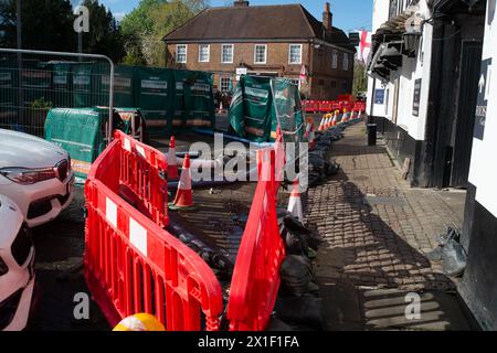 Chalfont St Peter, Großbritannien. April 2024. Acht Wassertanker der Themse standen heute vor dem Dorf Chalfont St Peter in Buckinghamshire an, um bei Bedarf Hochwasser zu entfernen. Dies ist seit Mitte Januar ein vertrauter Anblick im Dorf nach Abwasser- und Grundwasserfluten. Der Eingang zum Dorf ist noch immer geschlossen, Geschäfte können jedoch über eine andere Route erreicht werden. Heute Abend fand im Dorf ein Treffen zum Thema emotionale Überschwemmung statt, bei dem die Bewohner von Thames Water, Buckinghmshire Council, die Umweltbehörde und andere Interessengruppen über das Thema befragten Stockfoto