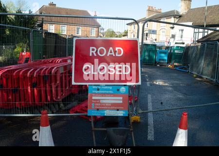 Chalfont St Peter, Großbritannien. April 2024. Acht Wassertanker der Themse standen heute vor dem Dorf Chalfont St Peter in Buckinghamshire an, um bei Bedarf Hochwasser zu entfernen. Dies ist seit Mitte Januar ein vertrauter Anblick im Dorf nach Abwasser- und Grundwasserfluten. Der Eingang zum Dorf ist noch immer geschlossen, Geschäfte können jedoch über eine andere Route erreicht werden. Heute Abend fand im Dorf ein Treffen zum Thema emotionale Überschwemmung statt, bei dem die Bewohner von Thames Water, Buckinghmshire Council, die Umweltbehörde und andere Interessengruppen über das Thema befragten Stockfoto