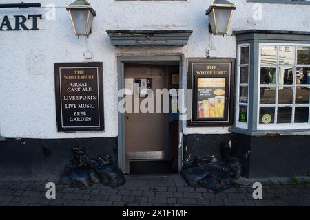 Chalfont St Peter, Großbritannien. April 2024. Acht Wassertanker der Themse standen heute vor dem Dorf Chalfont St Peter in Buckinghamshire an, um bei Bedarf Hochwasser zu entfernen. Dies ist seit Mitte Januar ein vertrauter Anblick im Dorf nach Abwasser- und Grundwasserfluten. Der Eingang zum Dorf ist noch immer geschlossen, Geschäfte können jedoch über eine andere Route erreicht werden. Heute Abend fand im Dorf ein Treffen zum Thema emotionale Überschwemmung statt, bei dem die Bewohner von Thames Water, Buckinghmshire Council, die Umweltbehörde und andere Interessengruppen über das Thema befragten Stockfoto