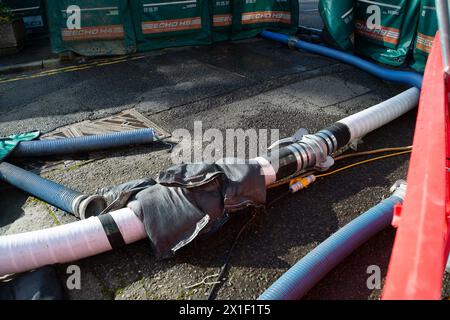 Chalfont St Peter, Großbritannien. April 2024. Acht Wassertanker der Themse standen heute vor dem Dorf Chalfont St Peter in Buckinghamshire an, um bei Bedarf Hochwasser zu entfernen. Dies ist seit Mitte Januar ein vertrauter Anblick im Dorf nach Abwasser- und Grundwasserfluten. Der Eingang zum Dorf ist noch immer geschlossen, Geschäfte können jedoch über eine andere Route erreicht werden. Heute Abend fand im Dorf ein Treffen zum Thema emotionale Überschwemmung statt, bei dem die Bewohner von Thames Water, Buckinghmshire Council, die Umweltbehörde und andere Interessengruppen über das Thema befragten Stockfoto