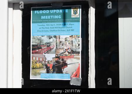 Chalfont St Peter, Großbritannien. April 2024. Acht Wassertanker der Themse standen heute vor dem Dorf Chalfont St Peter in Buckinghamshire an, um bei Bedarf Hochwasser zu entfernen. Dies ist seit Mitte Januar ein vertrauter Anblick im Dorf nach Abwasser- und Grundwasserfluten. Der Eingang zum Dorf ist noch immer geschlossen, Geschäfte können jedoch über eine andere Route erreicht werden. Heute Abend fand im Dorf ein Treffen zum Thema emotionale Überschwemmung statt, bei dem die Bewohner von Thames Water, Buckinghmshire Council, die Umweltbehörde und andere Interessengruppen über das Thema befragten Stockfoto