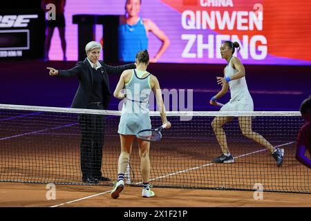 Stuttgart, Baden-Württemberg, Deutschland. April 2024. Sorana Cirstea (ROU), Marija Cicak (CRO) – Schiedsrichter Qinwen Zheng (CHN) vor dem Spiel im Jahr 47. Porsche Tennis Grand Prix Stuttgart – WTA500 (Bild: © Mathias Schulz/ZUMA Press Wire) NUR REDAKTIONELLE VERWENDUNG! Nicht für kommerzielle ZWECKE! Stockfoto