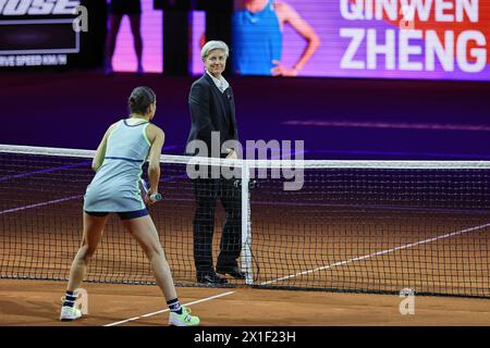 Stuttgart, Baden-Württemberg, Deutschland. April 2024. Sorana Cirstea (ROU), Marija Cicak (CRO) – Schiedsrichter Qinwen Zheng (CHN) vor dem Spiel im Jahr 47. Porsche Tennis Grand Prix Stuttgart – WTA500 (Bild: © Mathias Schulz/ZUMA Press Wire) NUR REDAKTIONELLE VERWENDUNG! Nicht für kommerzielle ZWECKE! Stockfoto