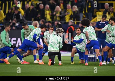 Dortmund, Deutschland. April 2024. Fußball: Champions League, Borussia Dortmund - Atlético Madrid, K.-o.-Runde, Viertelfinale, zweites Leg, Signal Iduna Park. Atleticos Spieler wärmen sich auf. Quelle: Federico Gambarini/dpa/Alamy Live News Stockfoto