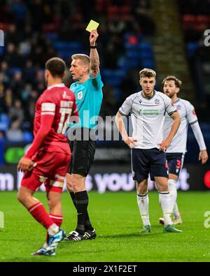 Schiedsrichter Scott Oldham überreicht Elliott Bennett aus Shrewsbury Town während des Spiels der Sky Bet League 1 Bolton Wanderers gegen Shrewsbury Town im Toughsheet Community Stadium, Bolton, Großbritannien, 16. April 2024 (Foto: Lloyd Jones/News Images) Stockfoto