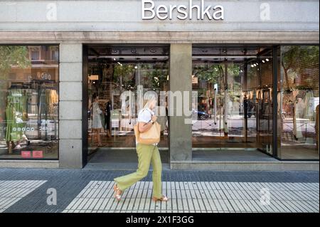 Madrid, Spanien. August 2023. Ein Fußgänger spaziert vorbei an der spanischen Modemarke Inditex, Bershka, in Spanien. (Credit Image: © Xavi Lopez/SOPA Images via ZUMA Press Wire) NUR REDAKTIONELLE VERWENDUNG! Nicht für kommerzielle ZWECKE! Stockfoto