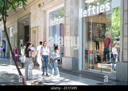 Madrid, Spanien. August 2023. Fußgänger spazieren vorbei an der spanischen Modemarke Inditex, Lefties, in Spanien. (Credit Image: © Xavi Lopez/SOPA Images via ZUMA Press Wire) NUR REDAKTIONELLE VERWENDUNG! Nicht für kommerzielle ZWECKE! Stockfoto