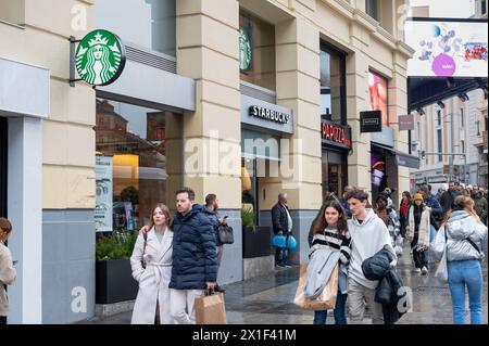 Madrid, Spanien. Januar 2024. Fußgänger spazieren an der amerikanischen multinationalen Starbucks Coffee Store in einer überfüllten Straße in Spanien vorbei. (Credit Image: © Xavi Lopez/SOPA Images via ZUMA Press Wire) NUR REDAKTIONELLE VERWENDUNG! Nicht für kommerzielle ZWECKE! Stockfoto