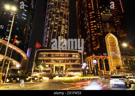 Moderne Gebäude Mit Lichtern Bei Nacht In Abu Dhabi Stockfoto