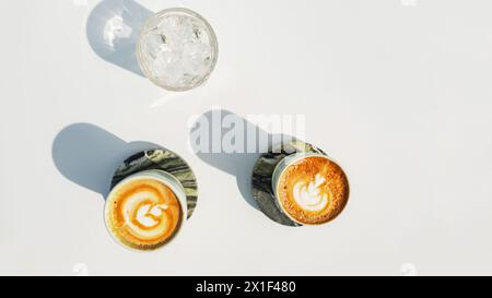Köstlicher aromatischer Kaffee in Vintage Tassen steht an Einem sonnigen Tag auf Einem weißen Tisch, Blick von oben Stockfoto