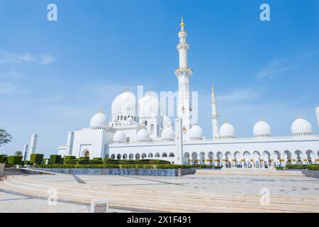 Fantastische weiße Moschee in Abu Dhabi an Einem sonnigen Tag. Scheich Zayed Grand Mosque Centre Stockfoto