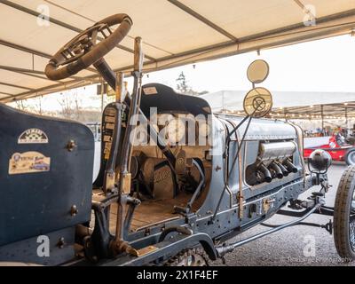 April 2024 - Details zum Cockpit mit Lenkrad im Fahrerlager beim 81. Mitgliedertreffen in Goodwood Stockfoto