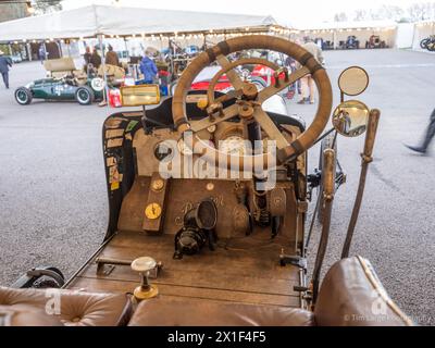 April 2024: Cockpit-Details mit Lenkrad und vier Pedalen im Fahrerlager beim 81. Mitgliedertreffen in Goodwood Stockfoto