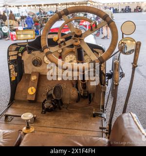 April 2024: Cockpit-Details mit Lenkrad und vier Pedalen im Fahrerlager beim 81. Mitgliedertreffen in Goodwood Stockfoto