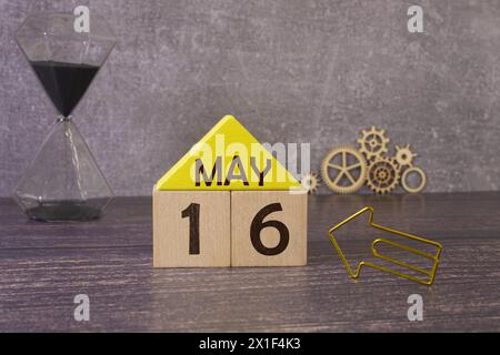 Vintage-Foto, 16. Mai. Datum vom 16. Mai auf Holzwürfelkalender Stockfoto