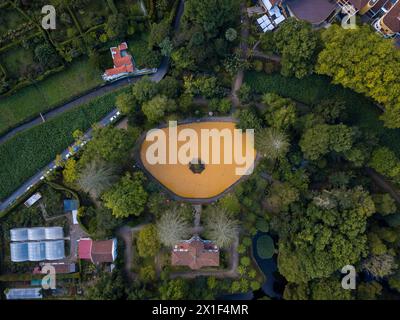 Aus der Vogelperspektive auf den Thermalsee und die umliegende Landschaft des Terra Nostra Garden Park in Furnas. Sao Miguel, Azoren Stockfoto