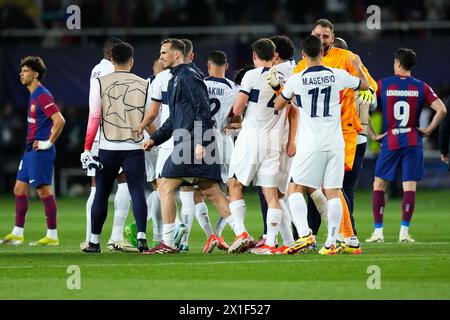 Barcelona, Spanien. April 2024. PSG-Spieler feiern nach dem Champions-League-Fußballspiel zwischen dem FC Barcelona und Paris Saint Germain am 16. April 2024 im Stadion Estadi Lluis Companys in Barcelona, Spanien. Foto: Siu Wu Credit: dpa/Alamy Live News Stockfoto