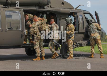 Soldaten entladen den UH-60 Black Hawk im Wendell H. Ford Regional Training Center, während sie ihren Wettbewerb im Region III Best Warrior Competition in Greenville, Kentucky, am 16. April 2024 fortsetzen. Der Wettbewerb zeigt die Anpassungsfähigkeit, Widerstandsfähigkeit und Letalität unserer Streitkräfte und bestätigt die Bereitschaft der Bürgersoldaten der Nationalgarde, die Herausforderungen des Landes zu meistern. (Foto der Nationalgarde der US-Armee von Sgt. 1. Klasse Benjamin Crane) Stockfoto