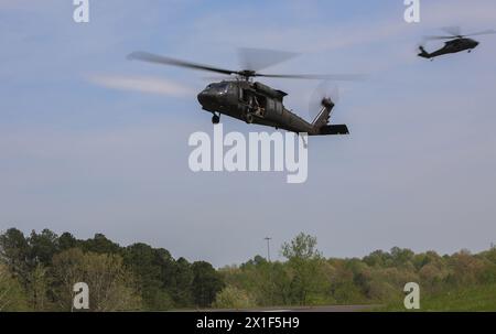 UH-60 Black Hawks fliegen ins Wendell H. Ford Regional Training Center, um die Soldaten und Unteroffiziere abzugeben, die im Region III Best Warrior Competition der Kentucky National Guard am 16. April 2024 teilnehmen. Der Wettbewerb zeigt die Anpassungsfähigkeit, Widerstandsfähigkeit und Letalität unserer Streitkräfte und bestätigt die Bereitschaft der Bürgersoldaten der Nationalgarde, die Herausforderungen des Landes zu meistern. (Foto der Nationalgarde der US-Armee von Sgt. 1. Klasse Benjamin Crane) Stockfoto