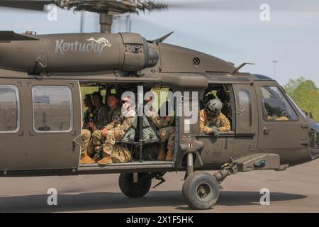 Soldaten bereiten sich darauf vor, den UH-60 Black Hawk zu entladen, der sie während des Region III Best Warrior Competition in Greenville, Kentucky, am 16. April 2024 zum Wendell H. Ford Regional Training Center flog. Der Wettbewerb zeigt die Anpassungsfähigkeit, Widerstandsfähigkeit und Letalität unserer Streitkräfte und bestätigt die Bereitschaft der Bürgersoldaten der Nationalgarde, die Herausforderungen des Landes zu meistern. (Foto der Nationalgarde der US-Armee von Sgt. 1. Klasse Benjamin Crane) Stockfoto