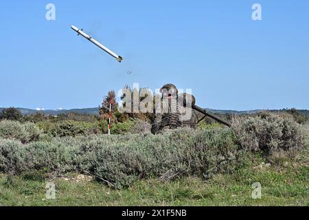 Polnische Armeesoldaten feuerten ein tragbares Luftverteidigungssystem (MANPADS Piorun) ab, während der Übung Schild 24, 12. April 2024 in Pula, Kroatien. Dieses jährliche Ereignis stärkt die kroatische Luftverteidigungsfähigkeit gegen Bedrohungen in niedriger und mittlerer Höhe. Zusammen mit dem 57. Luftabwehrartillerieregiment (C/1-57 ADAR), der 173. Luftlandebrigade und alliierten Truppen der polnischen Armee, der slowenischen Armee und der französischen Armee trainieren die Teilnehmer gemeinsam in Luftabwehrtaktiken, -Techniken und -Verfahren, einschließlich Luftraumkontrolle und Live-Feuereinsätzen. (Foto der US-Armee von Davide Dalla Massara) Stockfoto