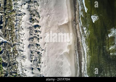 Blick von der Drone auf einen ostseestrand Stockfoto