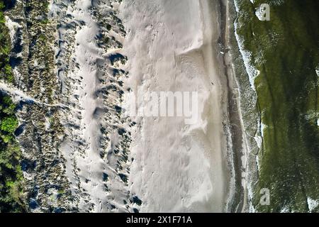 Blick von der Drone auf einen ostseestrand Stockfoto