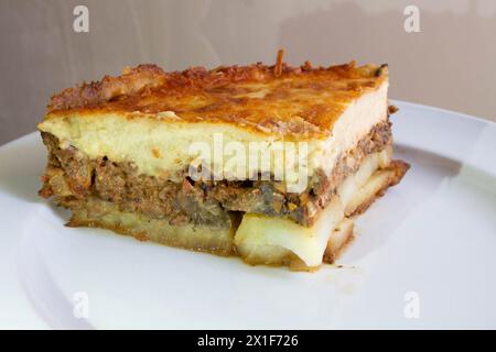 Genießen Sie die reiche kulinarische Tradition des Mittelmeers mit diesem verführerischen Moussaka-Teller. Schichten von zarten Auberginen, herzhaftem Hackfleisch und c Stockfoto