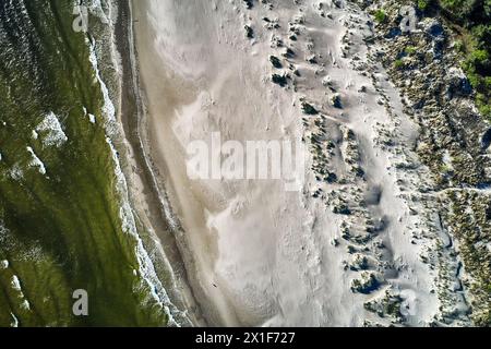 Blick von der Drone auf einen ostseestrand Stockfoto