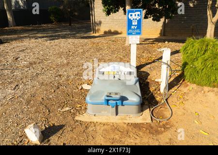 Kyabram, Victoria, Australien, 16. April 2024, Grey Nomad Freizeitfahrzeug, Grau- und Schwarzwasserabfalldeponie. Abflussstelle für Abwasser. Stockfoto