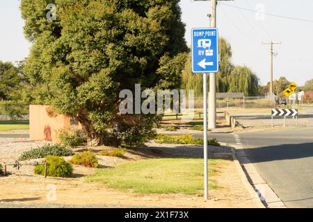 Kyabram, Victoria, Australien, 16. April 2024, Grey Nomad Freizeitfahrzeug, Grau- und Schwarzwasserabfalldeponie. Abflussstelle für Abwasser. Stockfoto