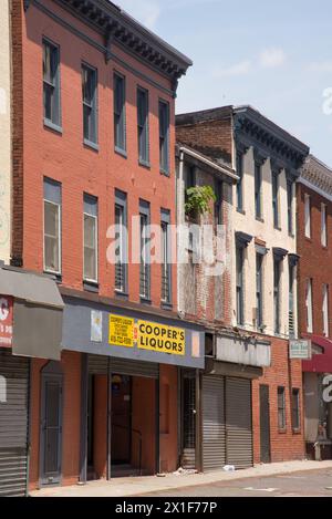 Verschlossenes und verlassenes Einkaufsviertel in Baltimore, MD Stockfoto