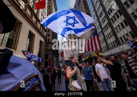 New York, New York, USA. April 2024. NEW YORK, NEW YORK – 15. APRIL: Pro-israelische Demonstranten jagen palästinensische Aktivisten vor der New Yorker Börse (NYSE) während einer propalästinensischen Aktion. (Kreditbild: © Michael Nigro/Pacific Press via ZUMA Press Wire) NUR REDAKTIONELLE VERWENDUNG! Nicht für kommerzielle ZWECKE! Stockfoto