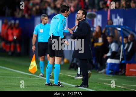 Match-Schiedsrichter Jose Luis Munuera Montero und Valencia CF-Trainer Ruben Baraja während des LaLiga EA Sports Spiels zwischen CA Osasuna und Valen Stockfoto