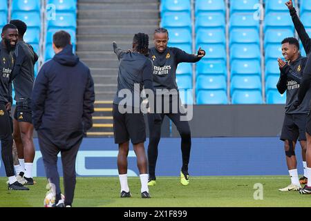 Manchester, Großbritannien. April 2024. Eduardo Camavinga (L) von Real Madrid CF und Eder Militao (R) von Real Madrid CF in Aktion während des Trainings am Vorabend des zweiten Legspiels der UEFA Champions League 2023/2024 zwischen Manchester City und Real Madrid CF im Etihad Stadium. (Foto: Federico Titone/SOPA Images/SIPA USA) Credit: SIPA USA/Alamy Live News Stockfoto