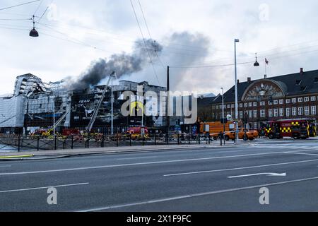 Ein großes Feuer hat die Copenhagens alte Börse Boersen, eine der berühmtesten Wahrzeichen der dänischen Hauptstädte, am Dienstag, den 16. April 2024, in Kopenhagen Holmens Bro Dänemark eingefangen Copyright: XKristianxTuxenxLadegaardxBergx 2E6A9190 Stockfoto