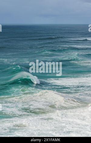 Eine herrliche Wellenlocke mit geschäumtem weißem Schaum in Nazare, bekannt für sein Surfen auf großen Wellen. Stockfoto