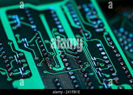 Detalle de múltiples de Circuitos impresos de una placa electrónica de color verde Stockfoto