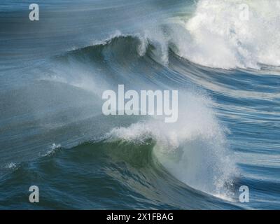 Wellen, mächtiges Meerwasser schwillt an und kräuselt sich, wenn sie brechen Stockfoto