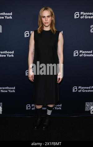 New York, USA. April 2024. Tommy Dorfman läuft auf dem roten Teppich bei der geplanten Parenthood Spring into Action Gala, die am 16. April 2024 in der Cipriani South Street in New York, NY, stattfand. (Foto: Anthony Behar/SIPA USA) Credit: SIPA USA/Alamy Live News Stockfoto